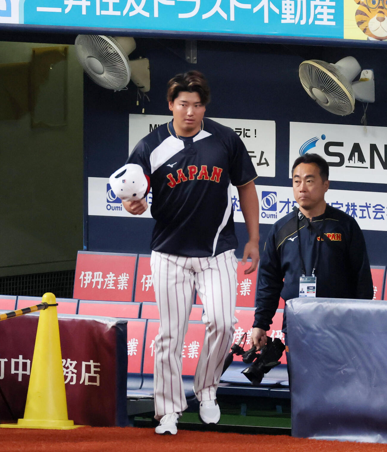 グラウンドに入る侍ジャパン村上（撮影・加藤哉）