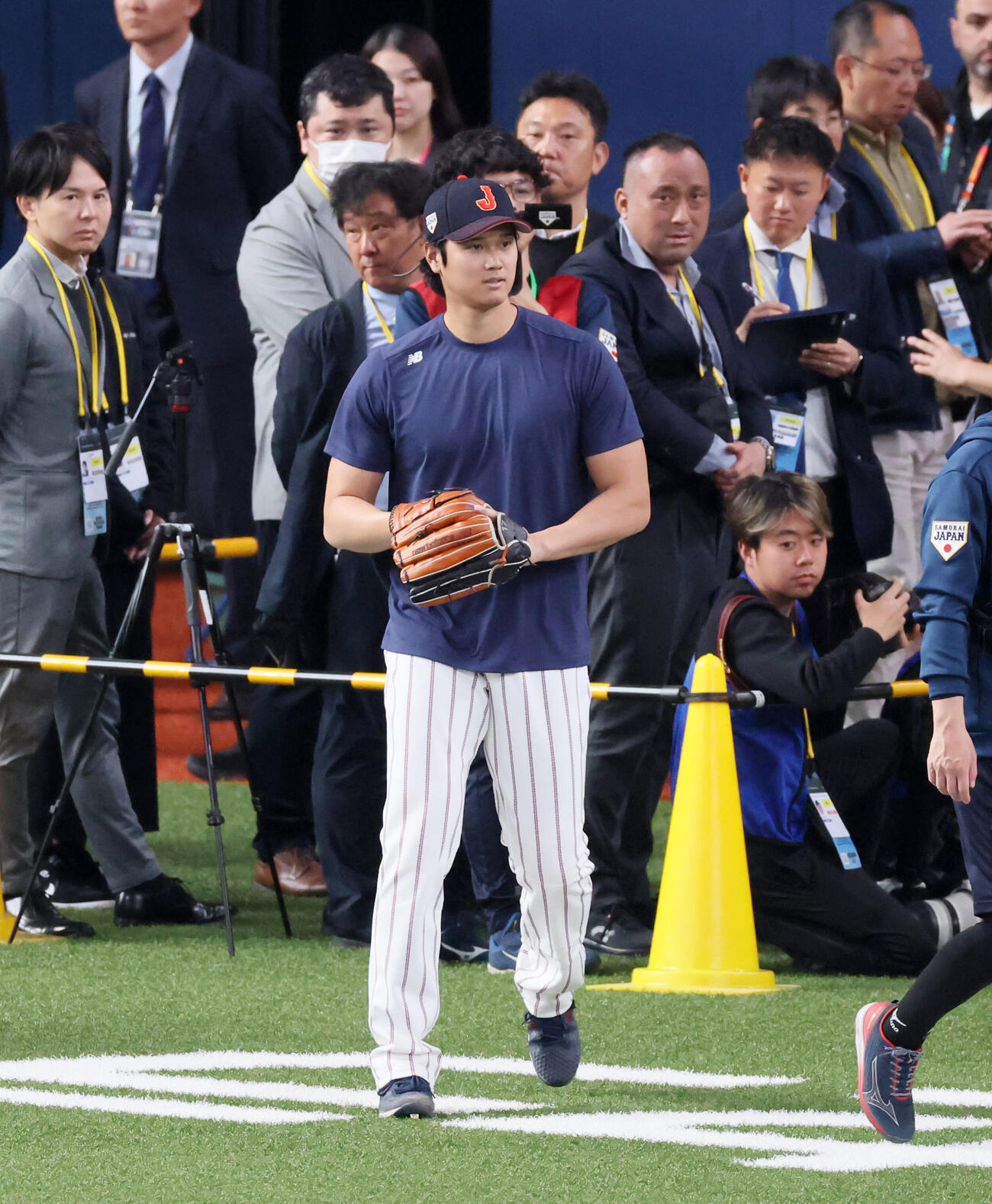 練習のためグラウンドに現れた侍ジャパン大谷（撮影・加藤哉）