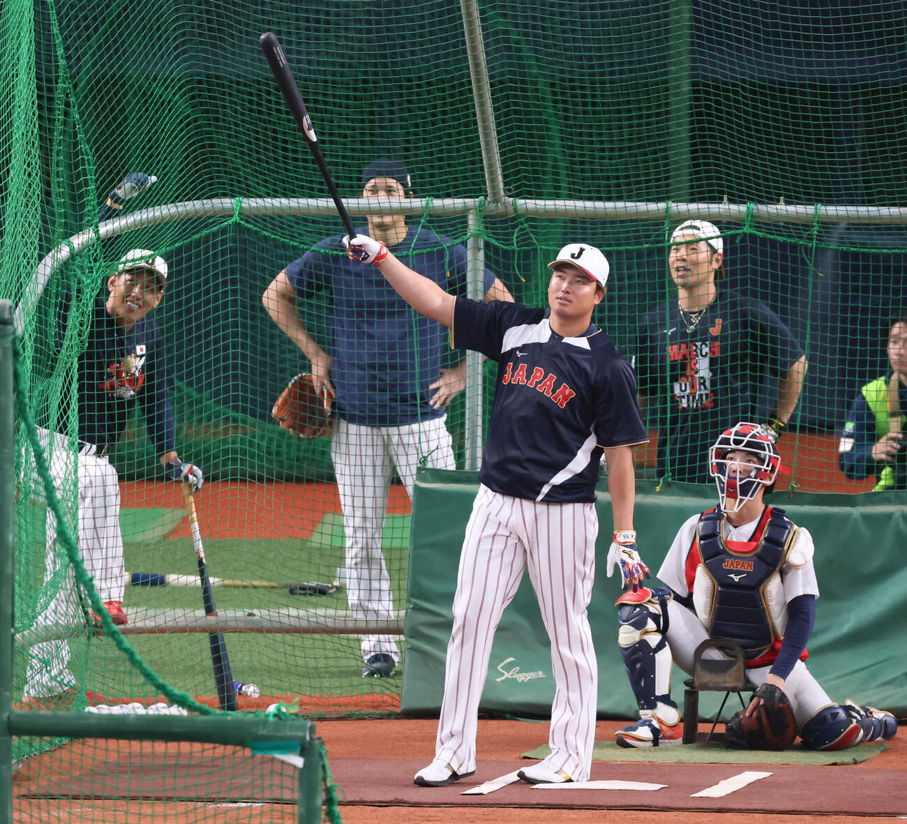 打撃練習で打球を目で追う侍ジャパン村上。後方は左から吉田、大谷、近藤（撮影・加藤哉）
