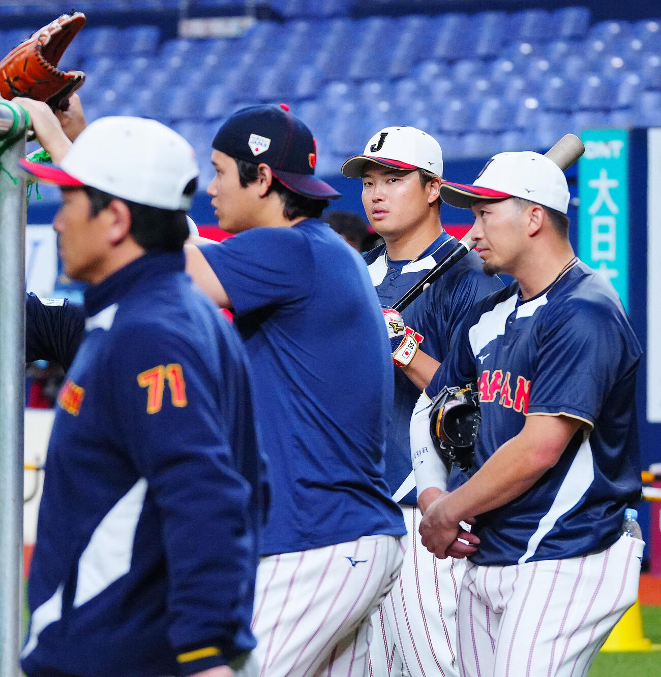 打球練習を行った村上（後方）は鈴木（手前右）、大谷（同左）らが見つめる前で打球練習を行った（撮影・垰建太）