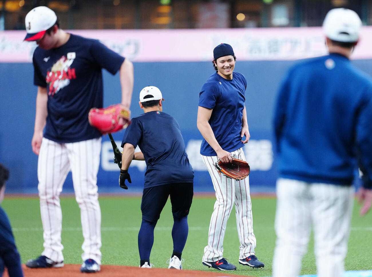 練習を終えた大谷（中央右）は近藤（同左）とじゃれ合う（撮影・垰建太）