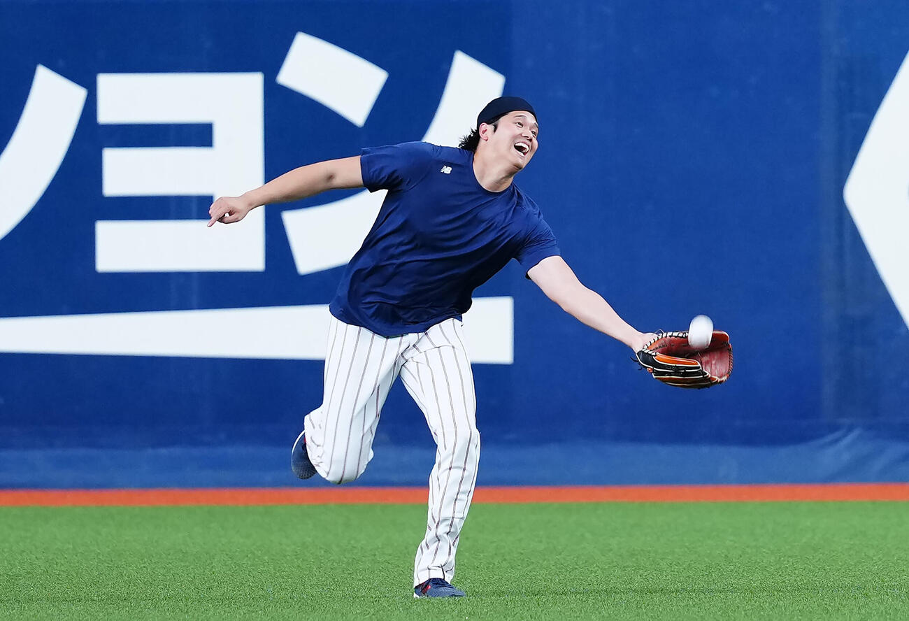 打球捕を行う大谷（撮影・垰建太）