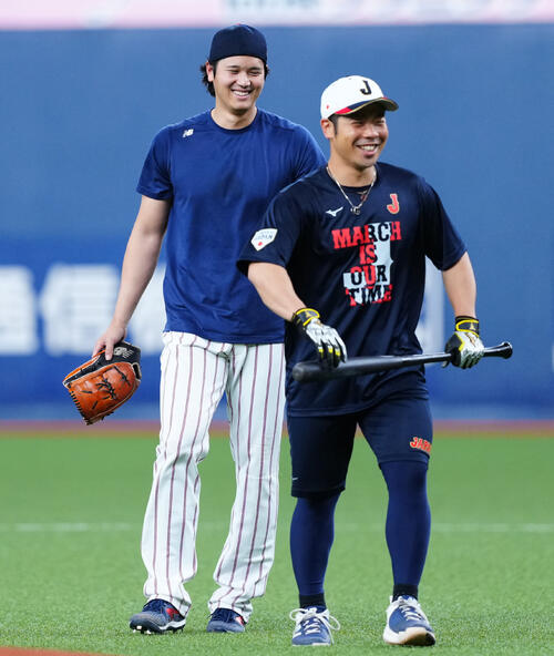 WBC】大谷翔平がボール拾い マウンドで選手、スタッフと散らばった