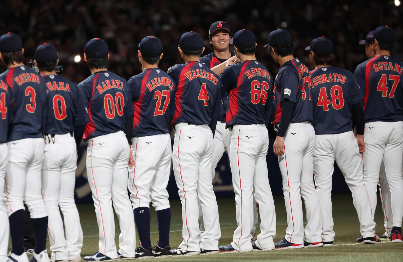 2月28日、選手紹介でナインとタッチをかわす大谷翔平