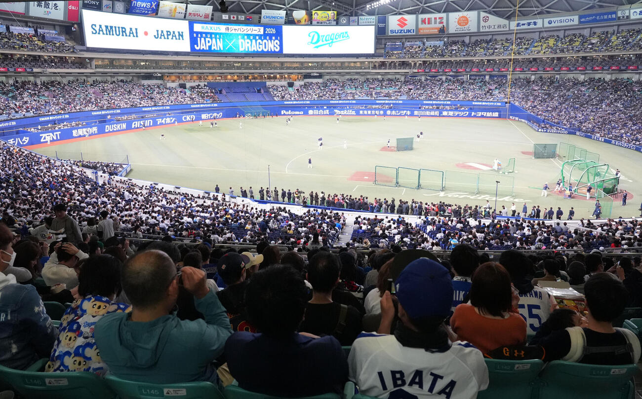 2月27日、侍ジャパンの練習を見つめるファン
