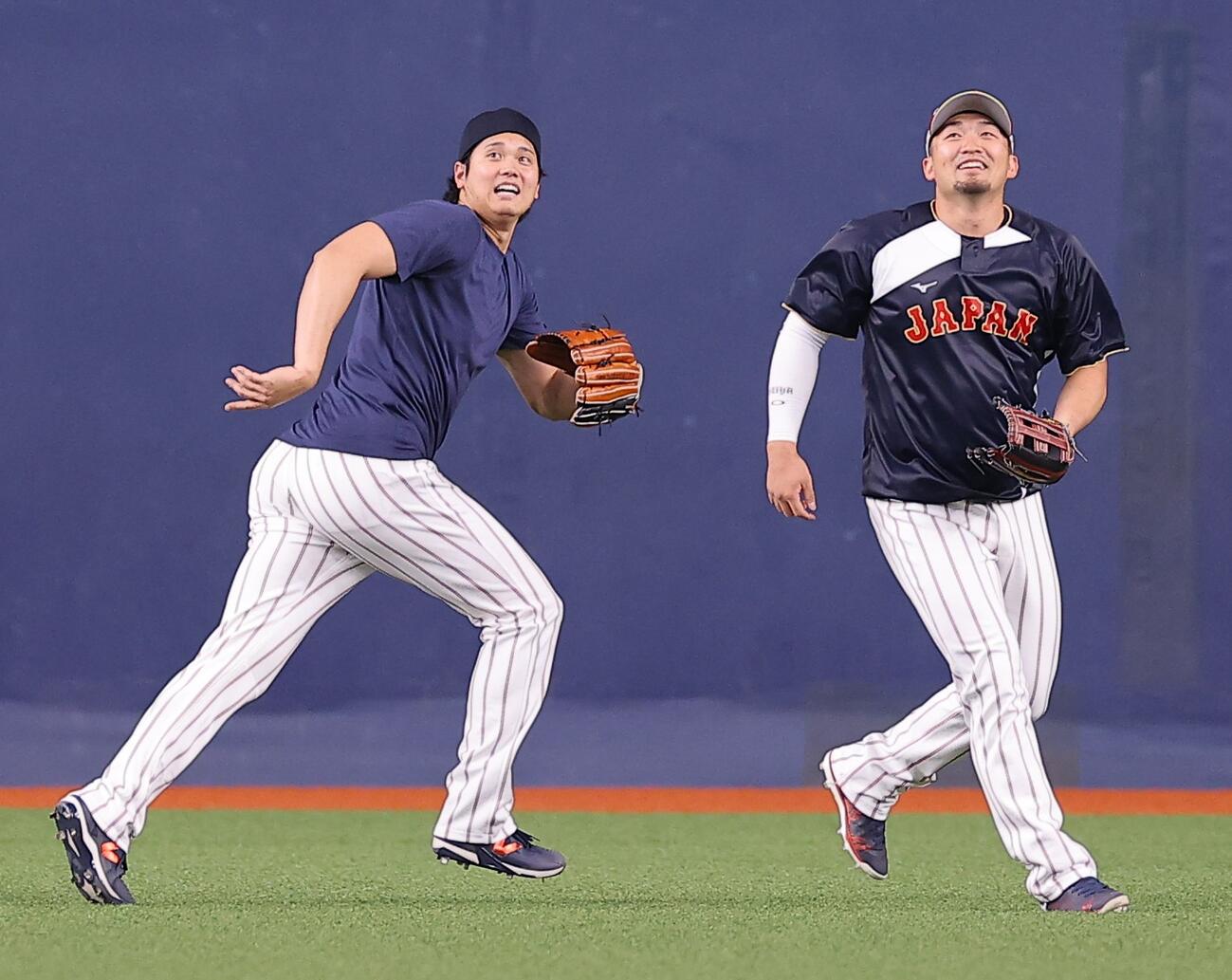 外野に飛んだボールを追う大谷（左）と鈴木（撮影・上田博志）