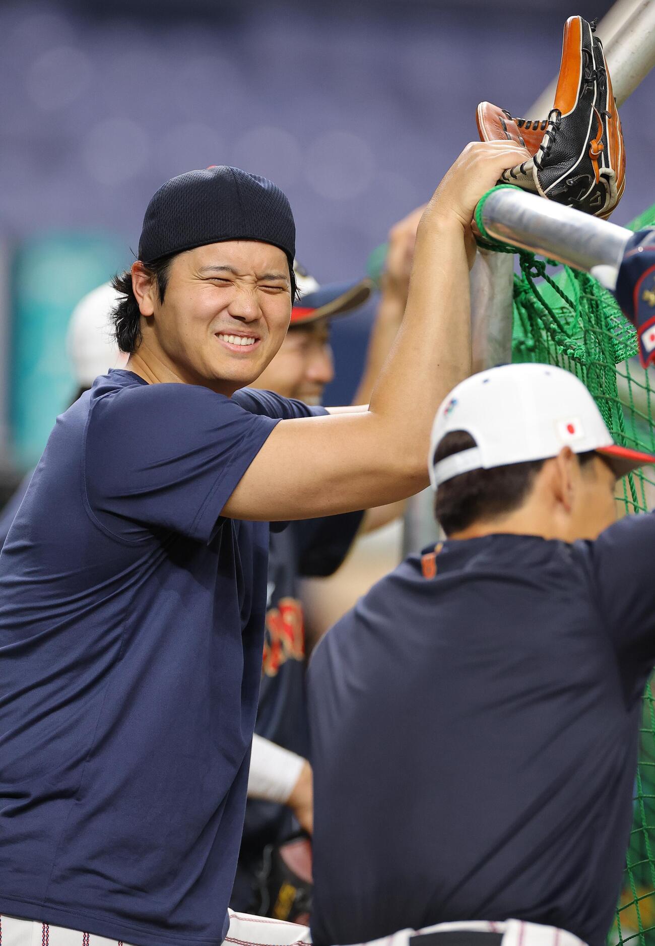 打撃練習を笑顔で見つめる大谷（撮影・上田博志）