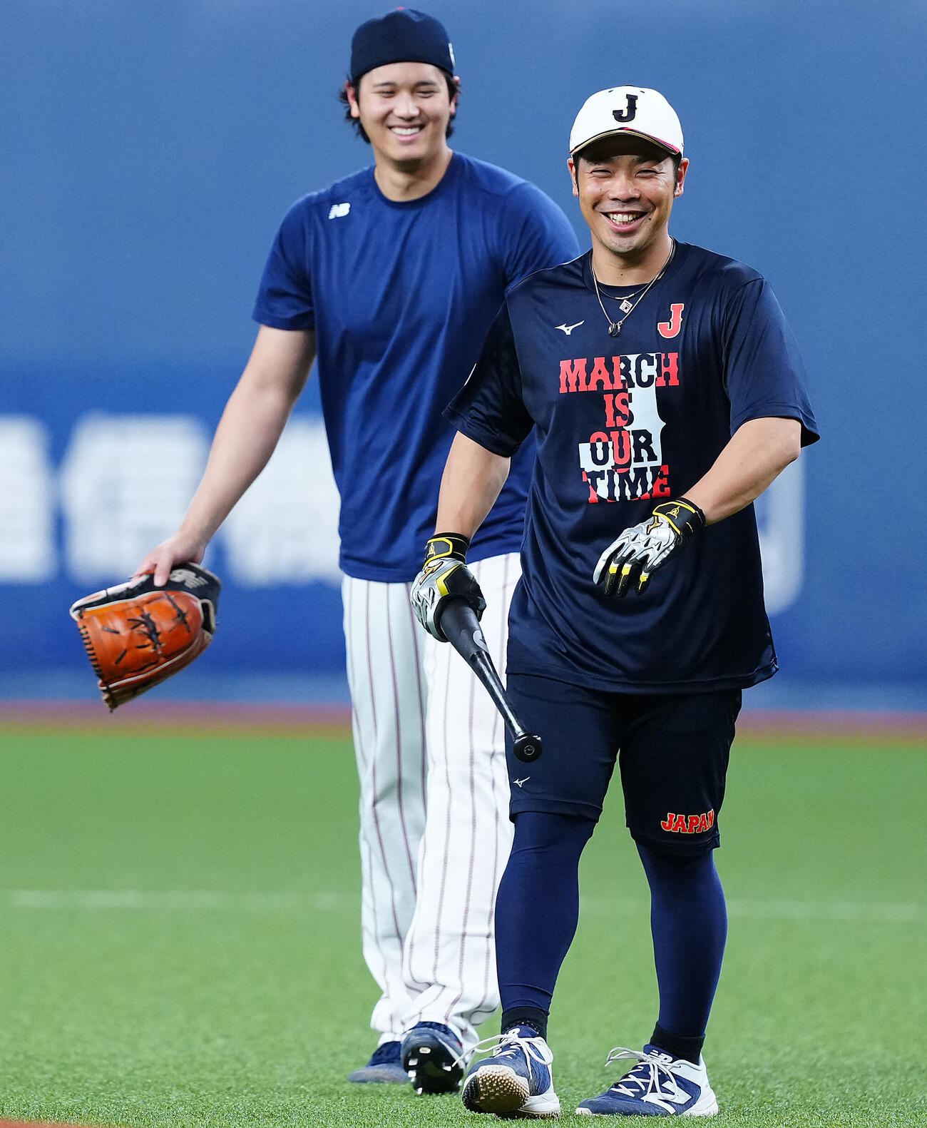 打撃練習を終え大谷（左）笑顔を見せる近藤（撮影・垰建太）
