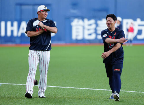 WBC】大谷翔平、鈴木誠也とともに華麗な背走キャッチ披露し談笑 2日初
