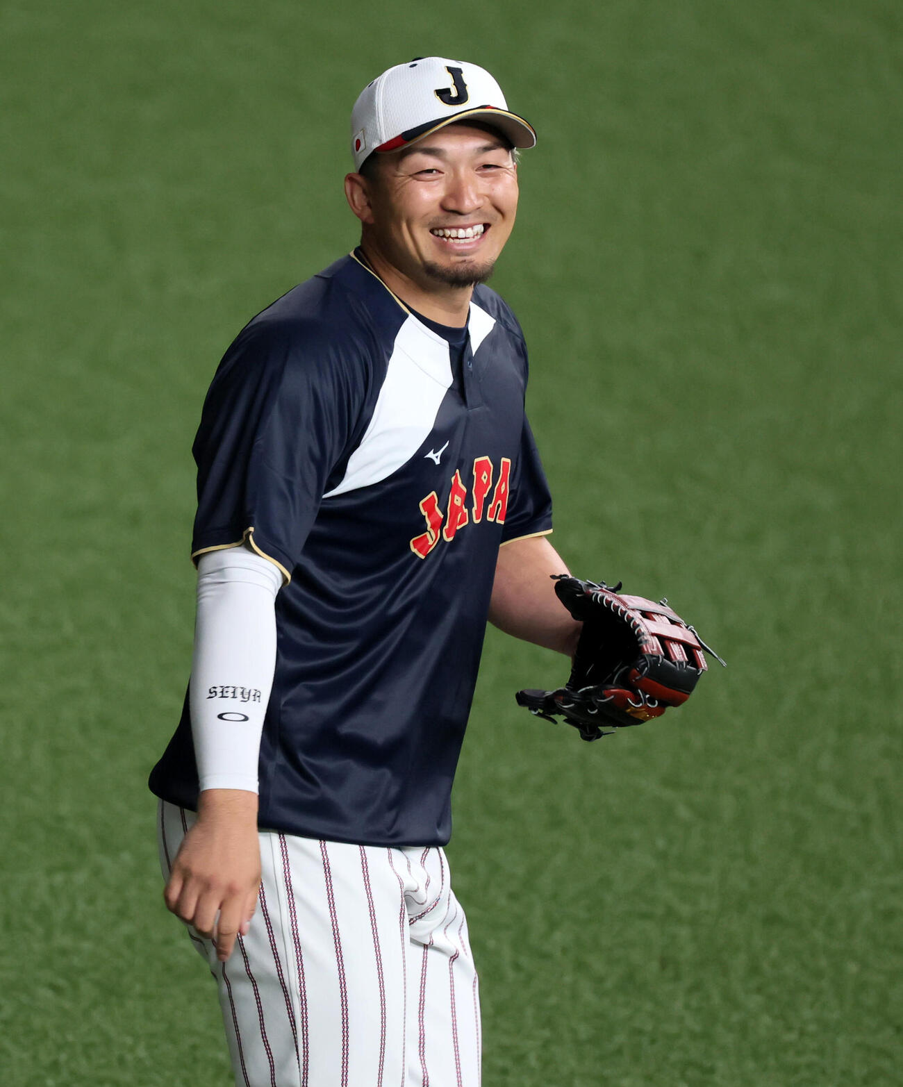 打撃練習の打球を中堅で捕球する鈴木（撮影・加藤哉）