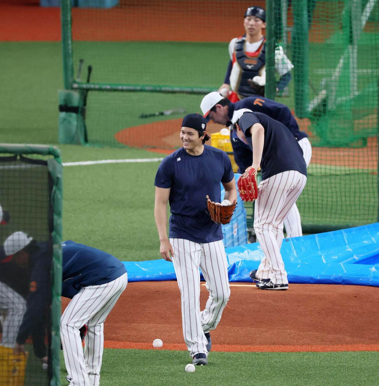 打撃練習を終えボールを集める侍ジャパン大谷（撮影・加藤哉）