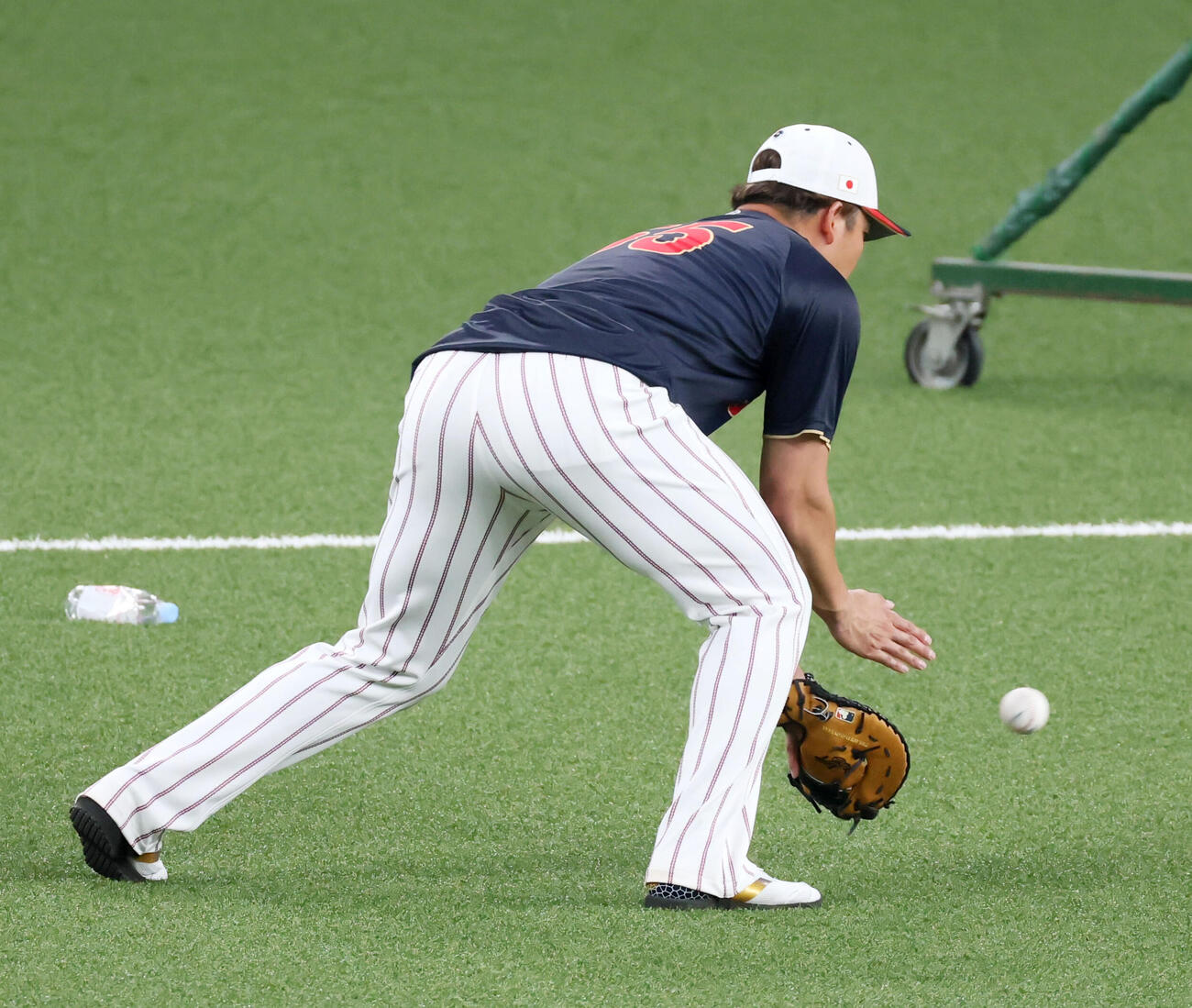 一塁で守備練習する侍ジャパン村上（撮影・加藤哉）