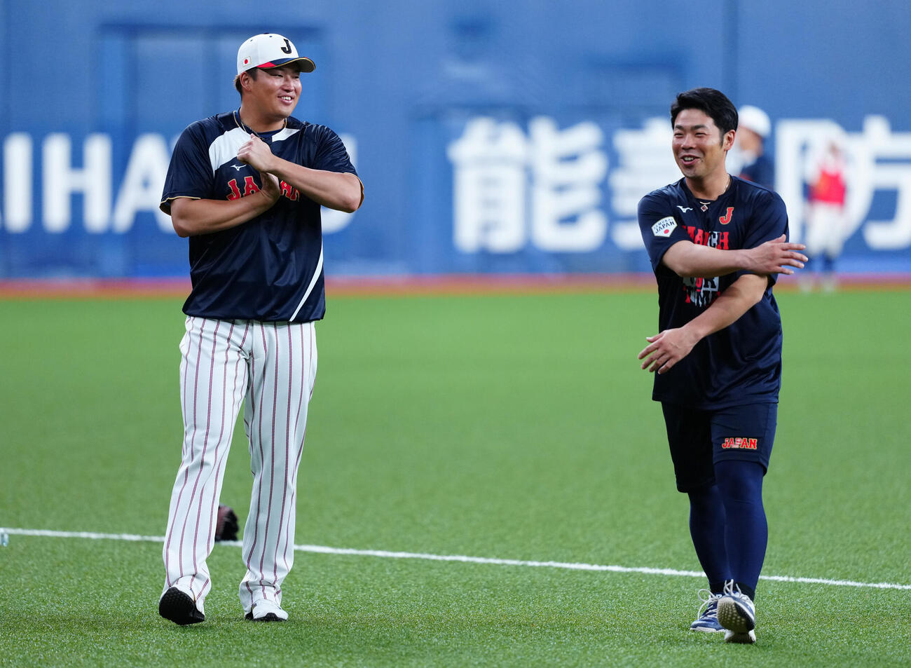 笑顔を見せながら調整する村上（左）と近藤（撮影・垰建太）
