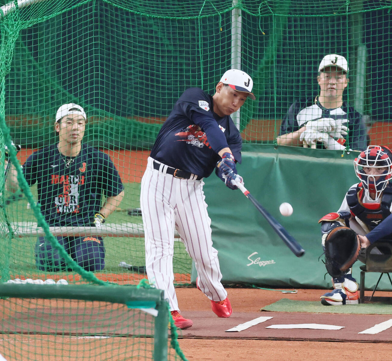 打撃練習する侍ジャパン吉田。後方左は近藤、右は牧（撮影・加藤哉）