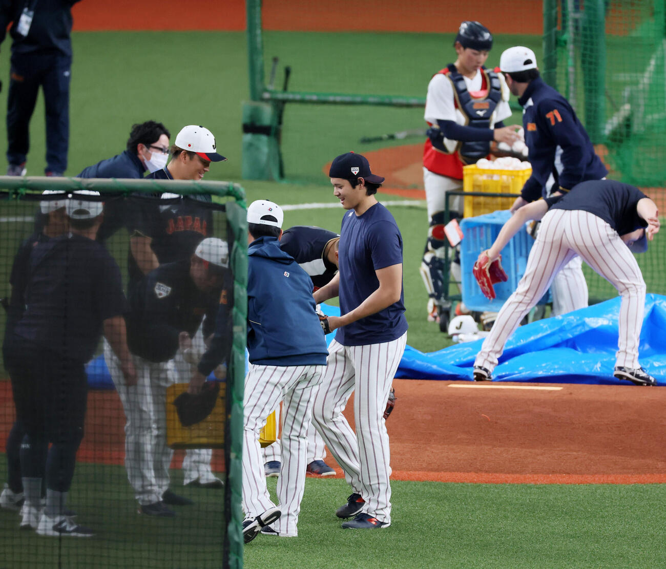 打撃練習を終えボールを集める侍ジャパン大谷（撮影・加藤哉）