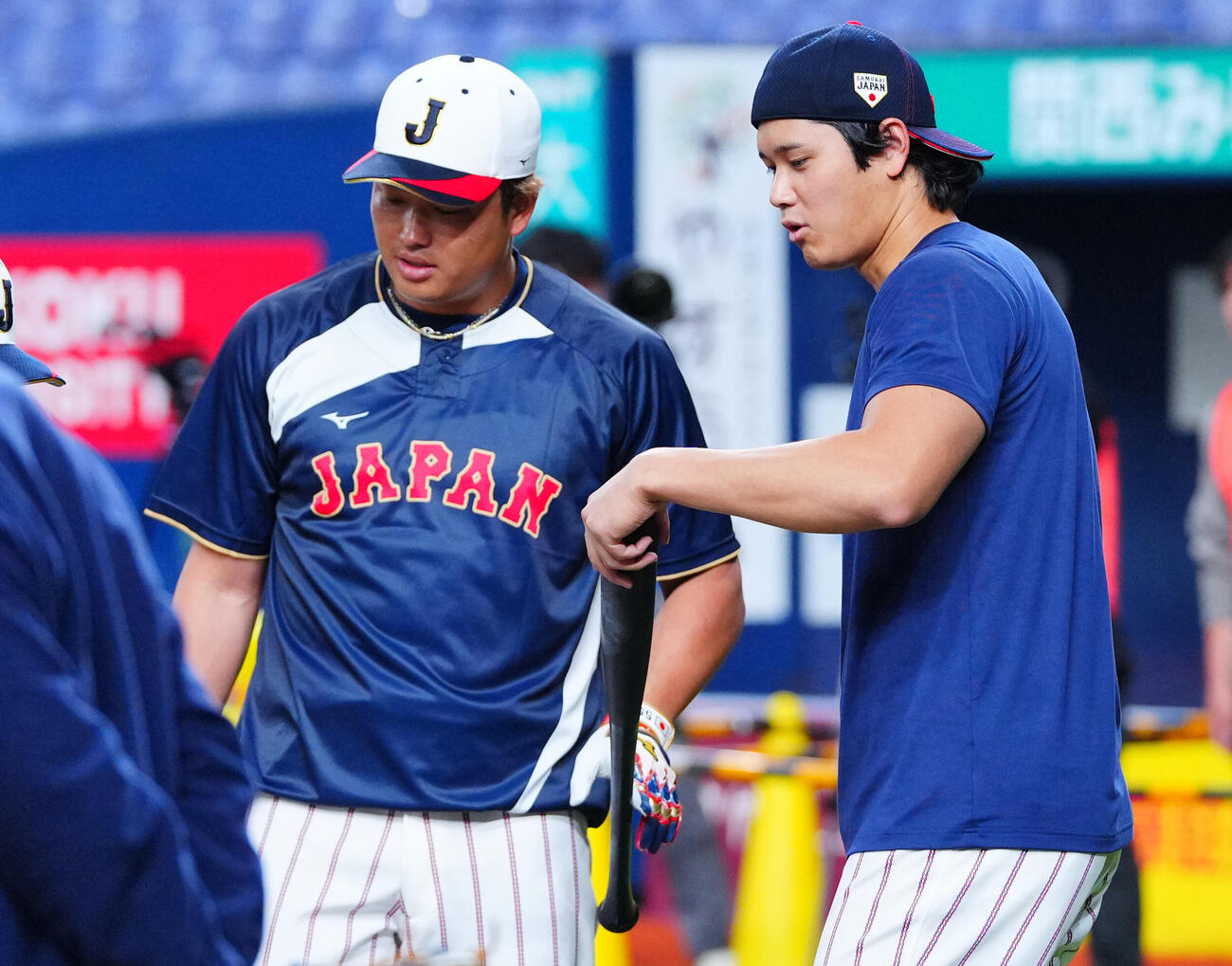 打球練習を行った村上（左）からバットを受けとる大谷（撮影・垰建太）