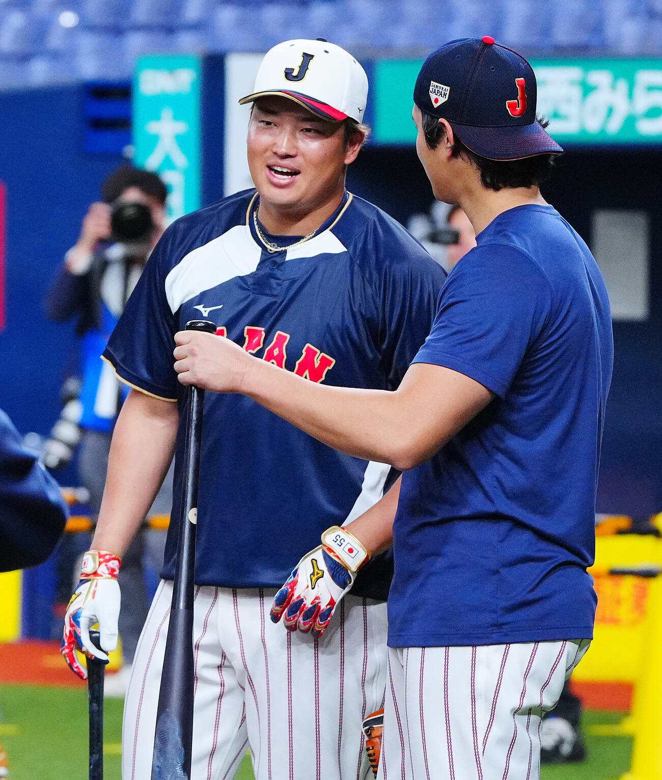 打球練習を行った村上（左）はバットを手にする大谷と言葉を交わす（撮影・垰建太）