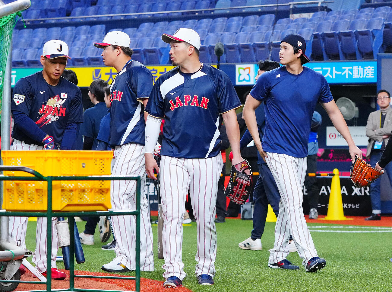 練習を終え引き揚げる、右から大谷、鈴木、村上、吉田（撮影・垰建太）