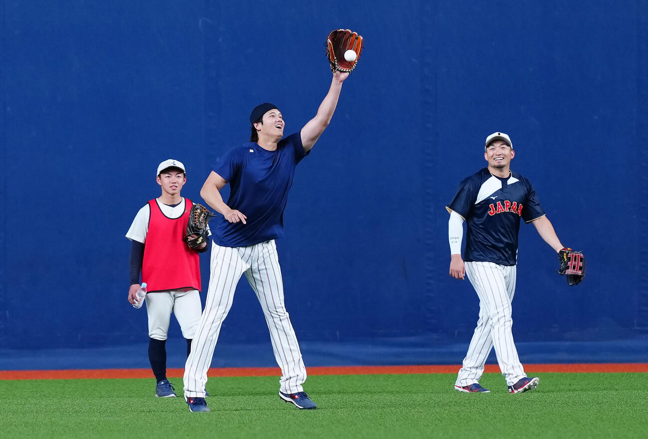 鈴木（右）と打球捕を行う大谷（撮影・垰建太）