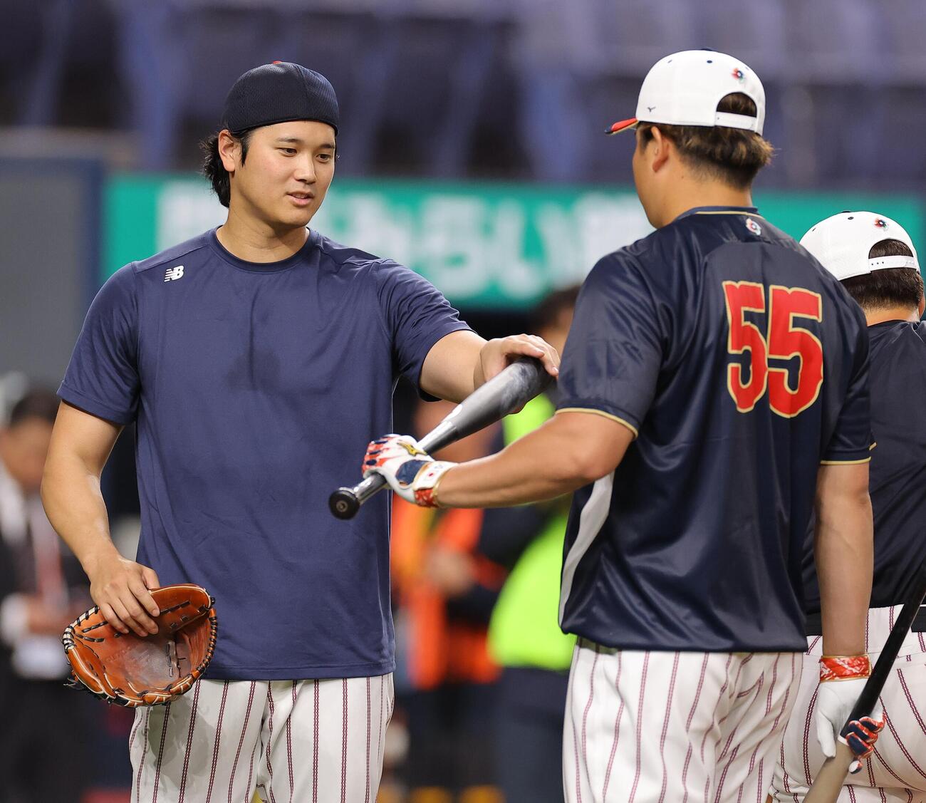 村上（右）のバットを確認する大谷（撮影・上田博志）
