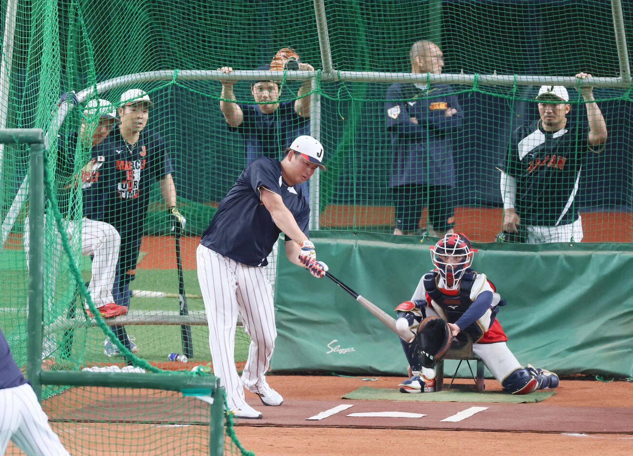 打撃練習する侍ジャパン村上とケージ後方から見る左から吉田、近藤、大谷ひとりおいて鈴木（撮影・加藤哉）