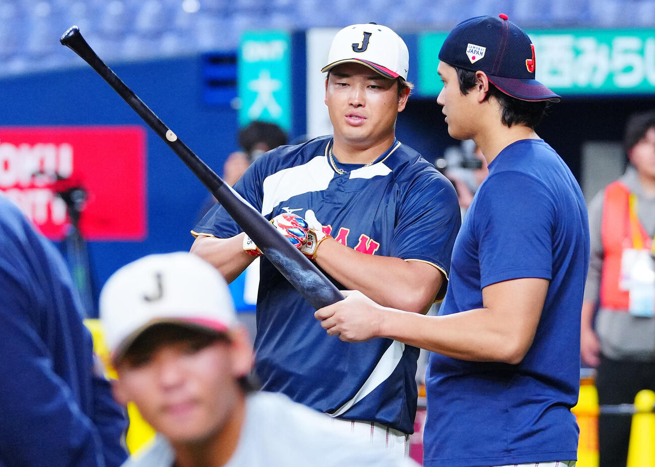打球練習を行った村上（左）はバットを手にする大谷と言葉を交わす（撮影・垰建太）