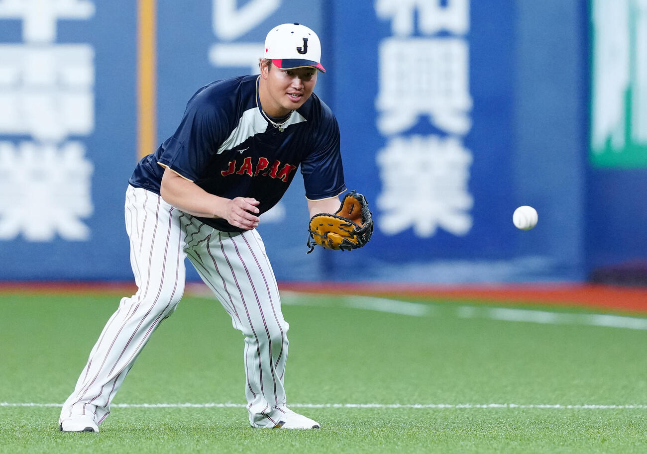 一塁ノックを受ける村上（撮影・垰建太）