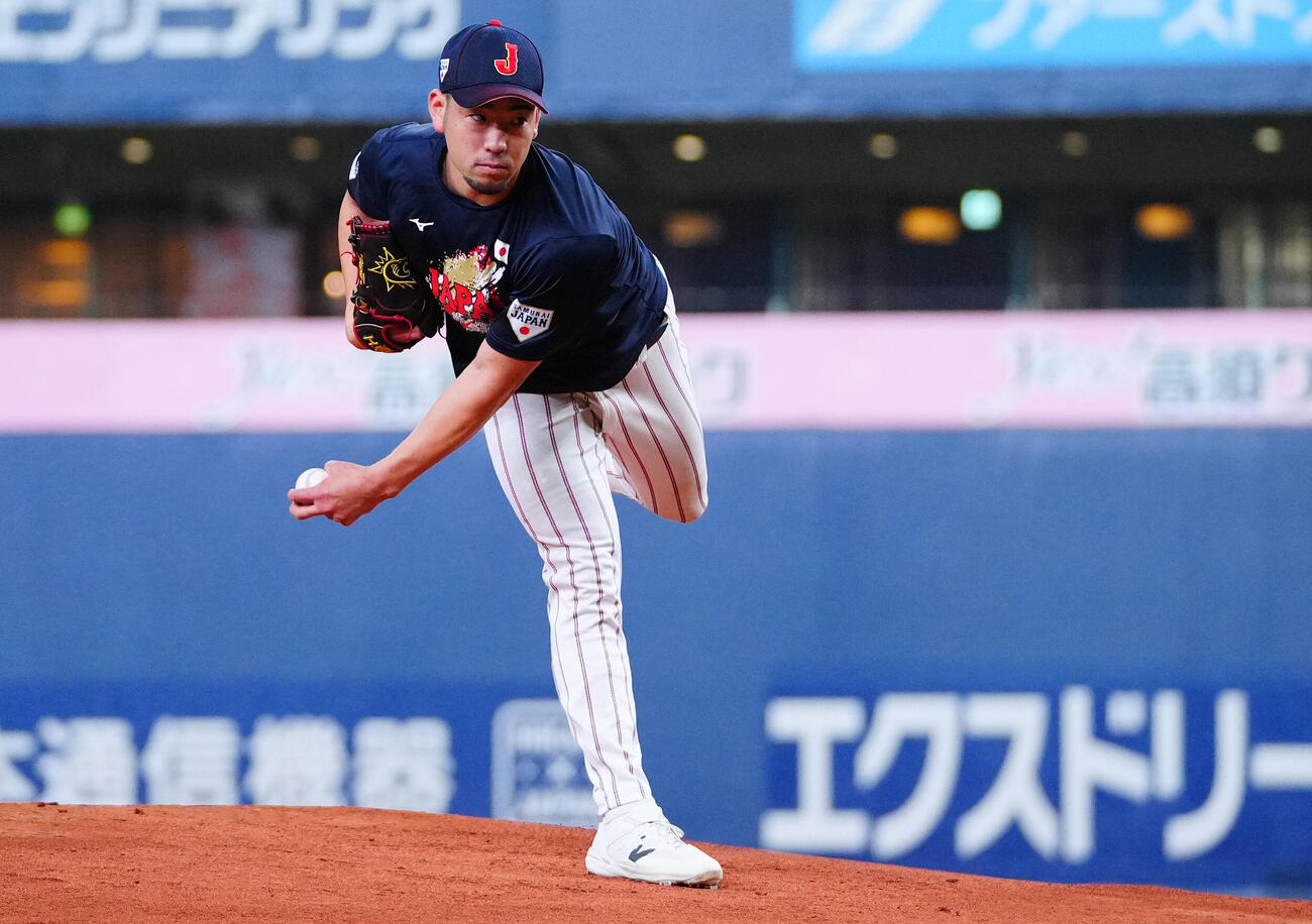 ボールを手にノースローで調整する菊池（撮影・垰建太）