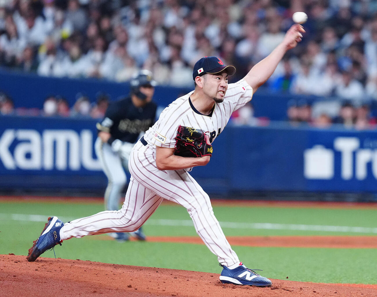 日本対オリックス　力投する日本先発の菊池（撮影・垰建太）