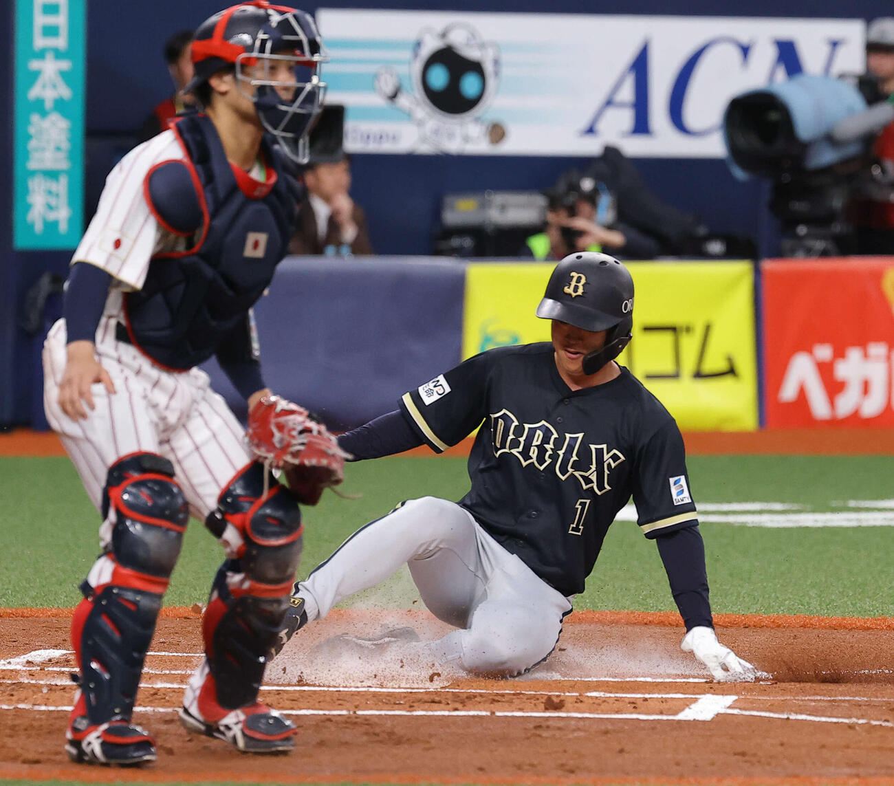 オリックス対日本　1回裏オリックス1死一、二塁、森の適時打で生還する太田（撮影・上田博志）