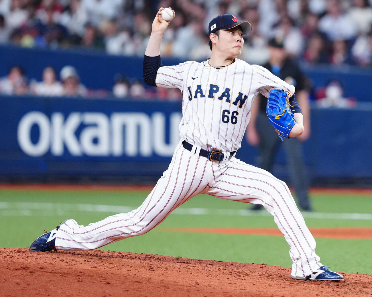 日本対オリックス　8回裏、日本4番手で登板し力投する松本裕（撮影・垰建太）