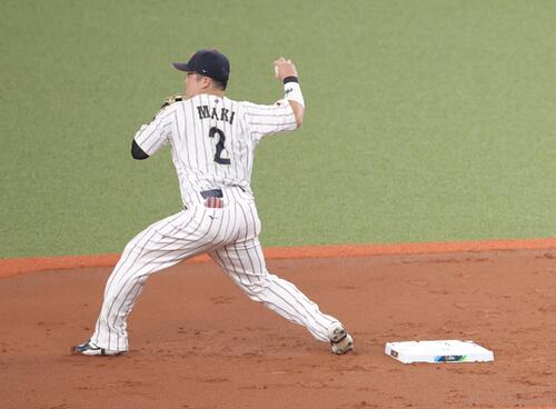 日本対オリックス　1回裏オリックス1死、一、二塁、西野の打球を、悪送球する牧（撮影・河田真司）