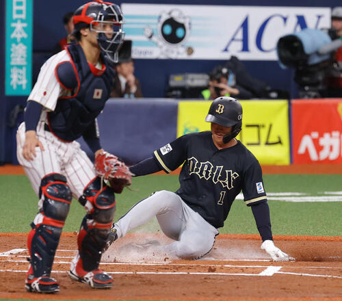 オリックス対日本　1回裏オリックス1死一、二塁、森の適時打で生還する太田（撮影・上田博志）