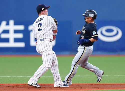 日本対オリックス　1回裏オリックス1死一、二塁、西野の二ゴロで一塁悪送球する牧（撮影・垰建太）