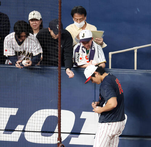 日本対オリックス　侍ジャパン大谷はキャッチボールを終えスタンドのファンにサインする（撮影・加藤哉）