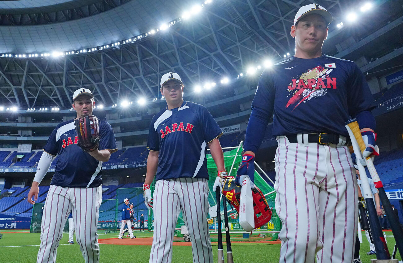 練習を終え引き揚げる村上（中央）、吉田（右）、鈴木（撮影・垰建太）