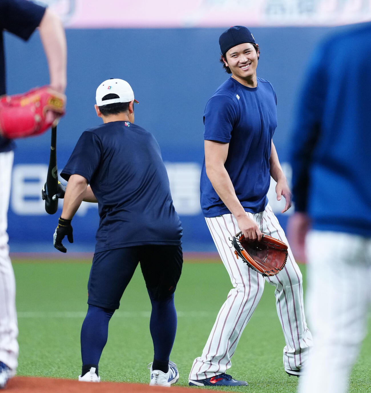 練習を終えた大谷（中央右）は近藤（同左）とじゃれ合う（撮影・垰建太）
