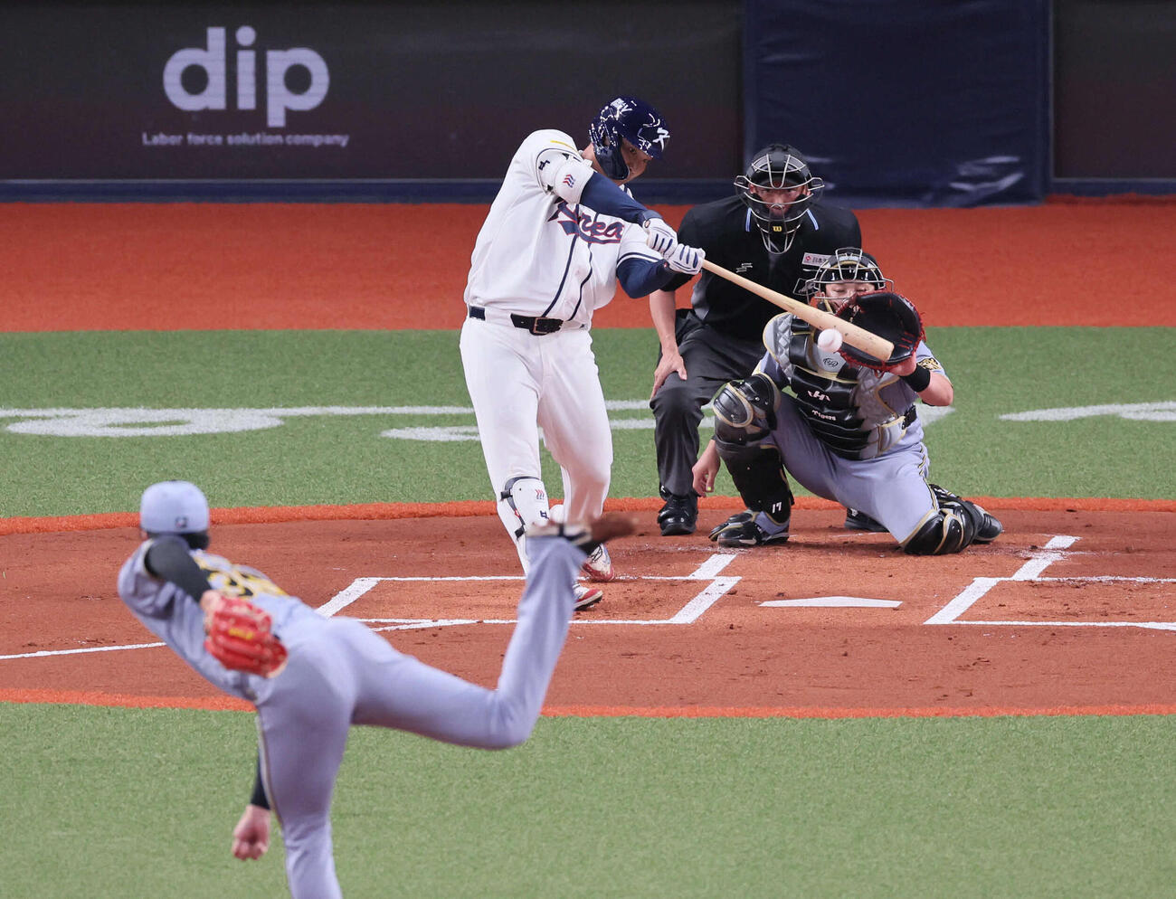 阪神対韓国　1回表韓国2死一、二塁、文保景は中前先制適時打を放つ（撮影・宮崎幸一）