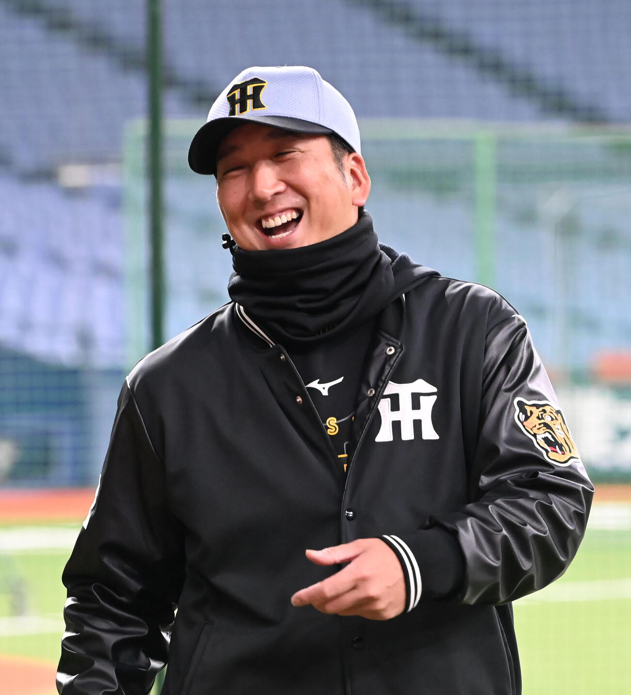 阪神対韓国　練習の合間に笑顔を見せる阪神藤川球児監督（撮影・石井愛子）