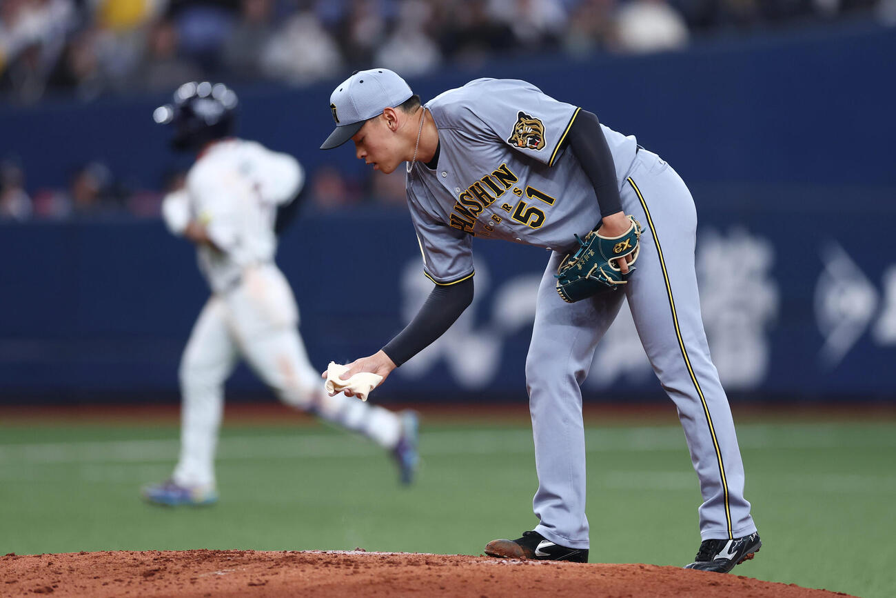 阪神対韓国　5回表、金倒永（左）に本塁打を浴びた阪神早川（撮影・前田充）