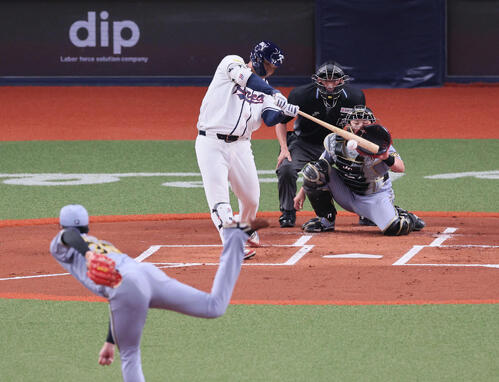 阪神対韓国　1回表韓国2死一、二塁、文保景は中前先制適時打を放つ（撮影・宮崎幸一）