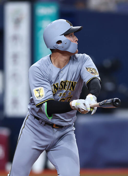 阪神対韓国　2回裏阪神1死一、三塁、中犠飛を放つ高寺（撮影・前田充）