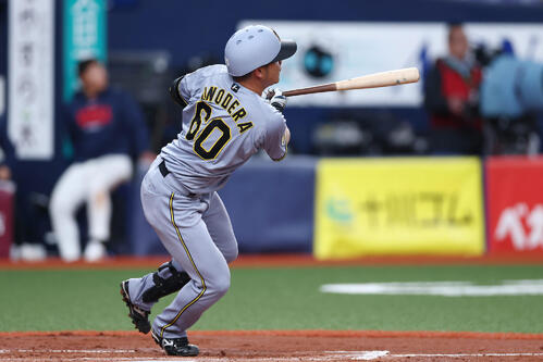 阪神対韓国　2回裏阪神2死一塁、左翼へ適時二塁打を放つ小野寺（撮影・前田充）