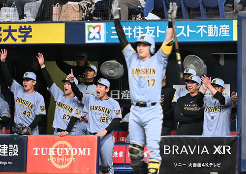 阪神対韓国　2回裏阪神2死一塁、小野寺の適時打に喜ぶ阪神ナイン（撮影・石井愛子）