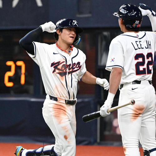 阪神対韓国　5回表韓国、金倒永（左）は本塁打を放ち生還する（撮影・石井愛子）