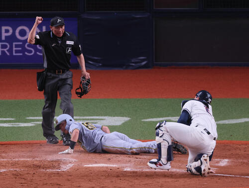阪神対韓国　9回韓国1死一、二塁、小幡の二塁ゴロで元山が一、二塁間二挟まれる間に小野寺が生還を狙うが併殺となり試合終了となる（撮影・宮崎幸一）