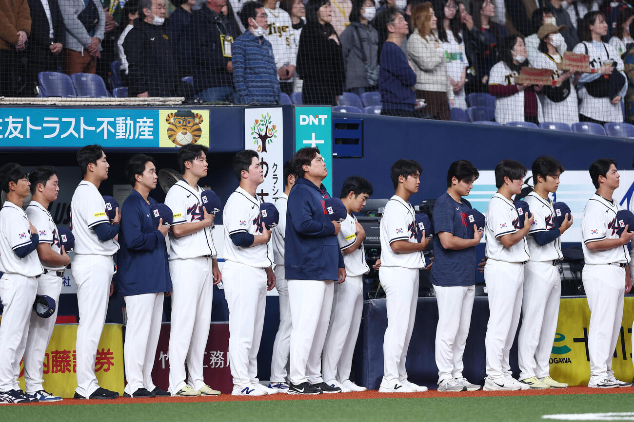 阪神対韓国　試合前、国歌を聞く韓国の選手たち（撮影・前田充）