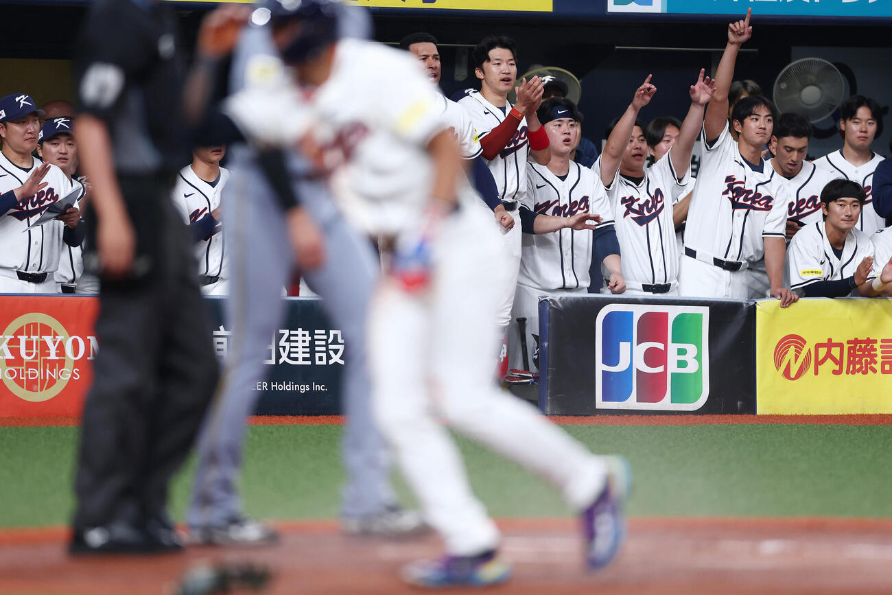 阪神対韓国　1回表、先制点を奪い喜ぶ韓国の選手たち（撮影・前田充）