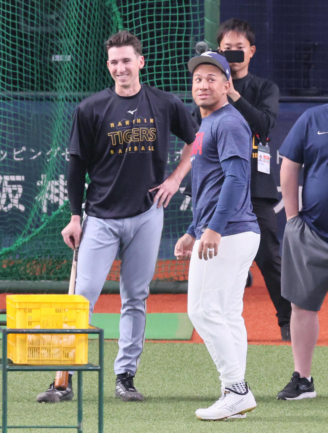 WBC強化試合　阪神対韓国　試合前に談笑する阪神ディベイニー（左）と韓国代表ジョーンズ（撮影・宮崎幸一）