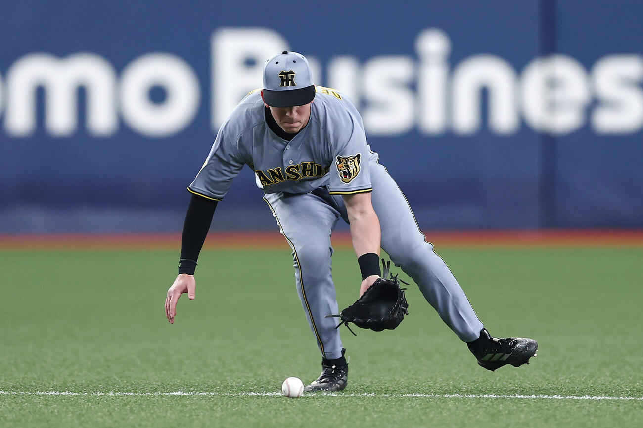 阪神対韓国　4回表、好守を見せる阪神ディベイニー（撮影・前田充）